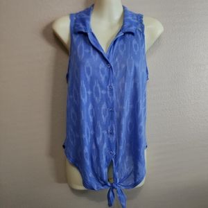 Sleeveless Button-down Collared Blouse